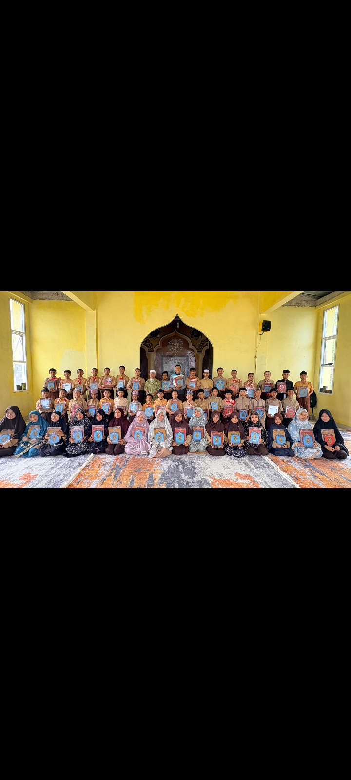 An Nawawi Islamic Boarding School Terima Wakaf Al-Qur'an dari Pak Wahyu  & Keluarga