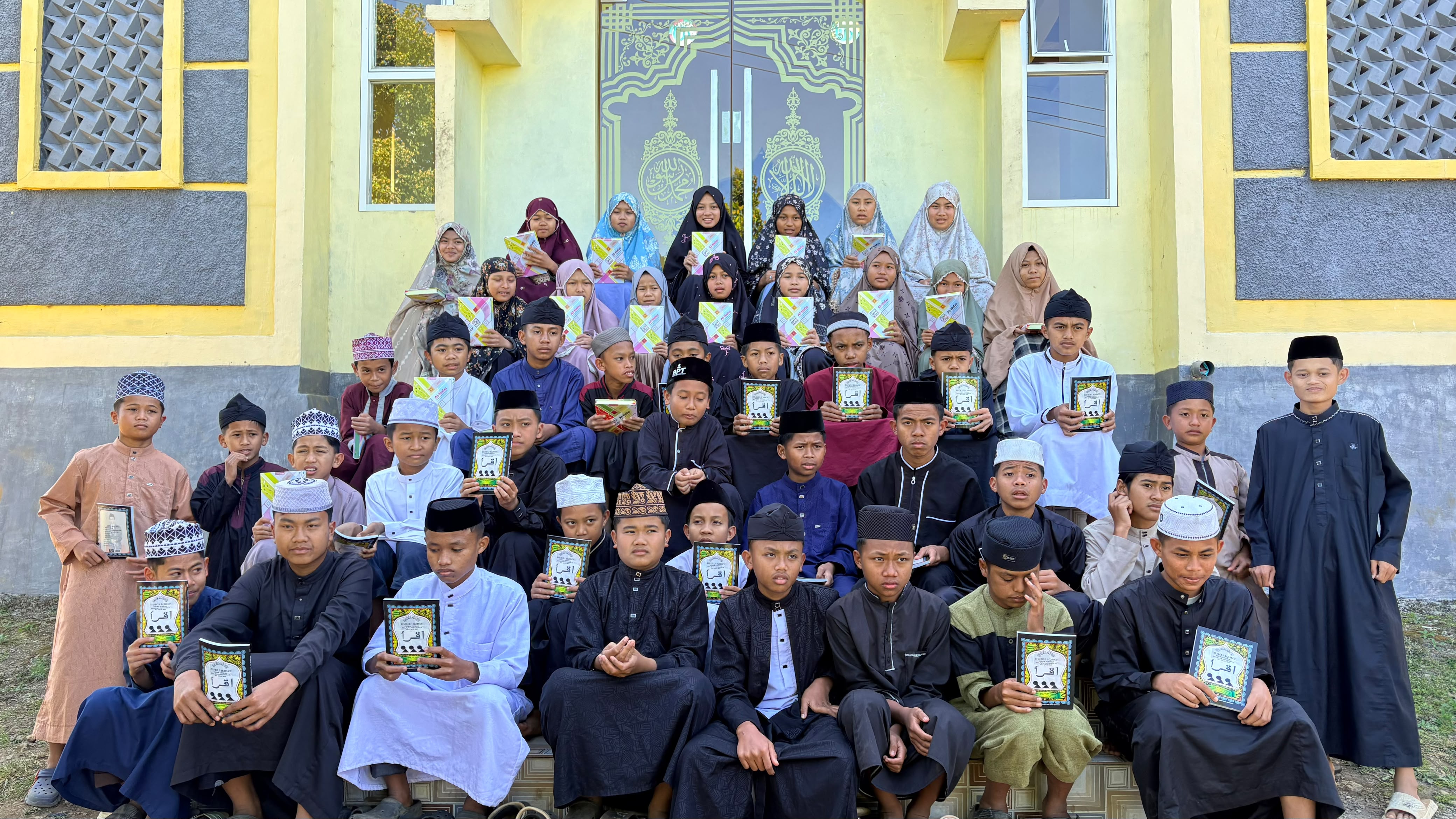 Dukung Pembelajaran Al-qur'an, Bantuan Al-qur’an dan Iqra’ Diserahkan Kepada Para Santri
